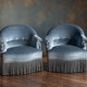 Paire Fauteuils crapaud vintage en velours bleu, un intemporel confortable