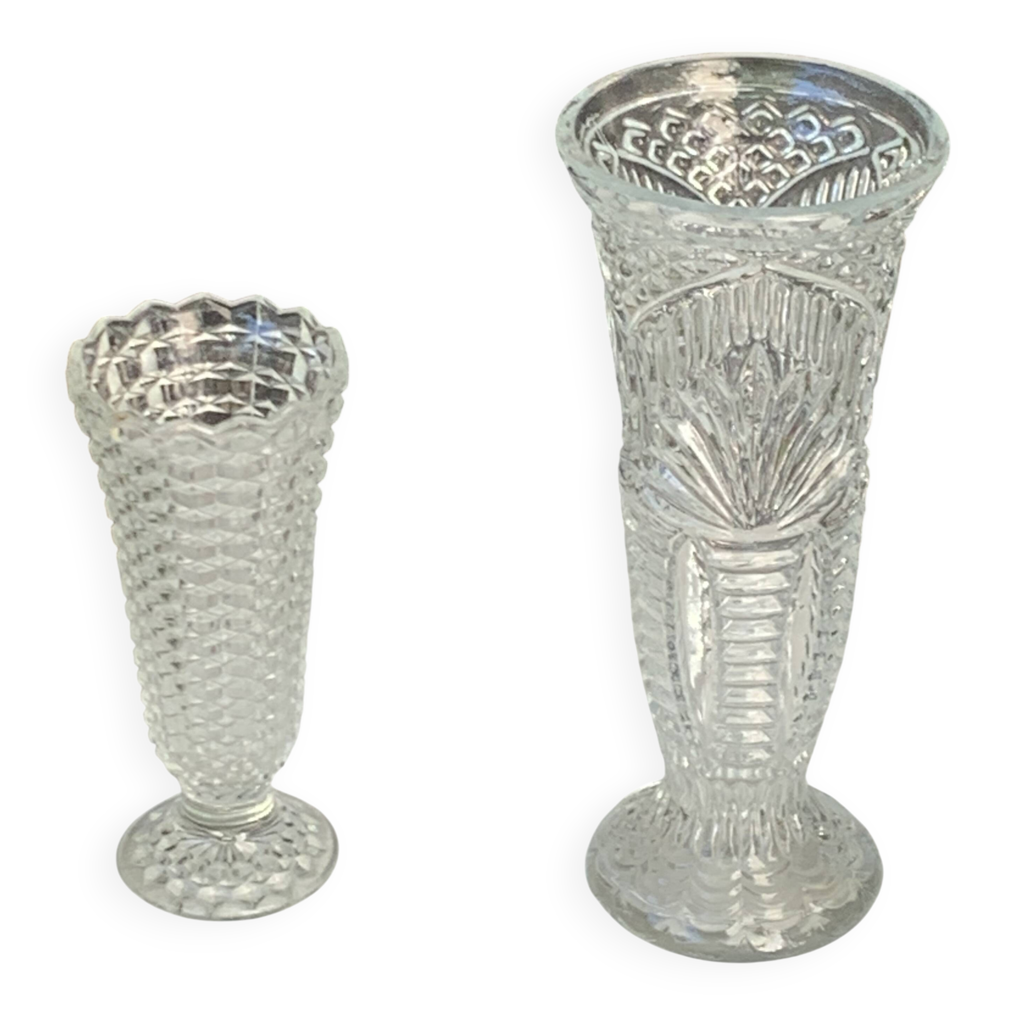 Lot de deux grands vases en verre transparent moule, sur pieds, vintage