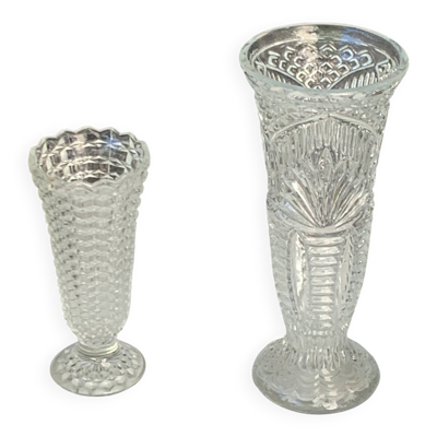 Lot de deux grands vases en verre transparent moule, sur pieds, vintage