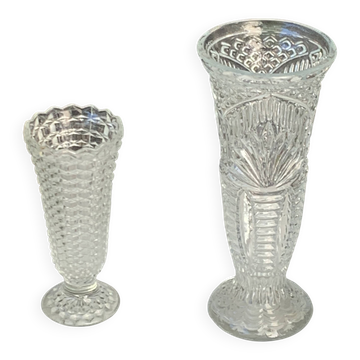 Lot de deux grands vases en verre transparent moule, sur pieds, vintage