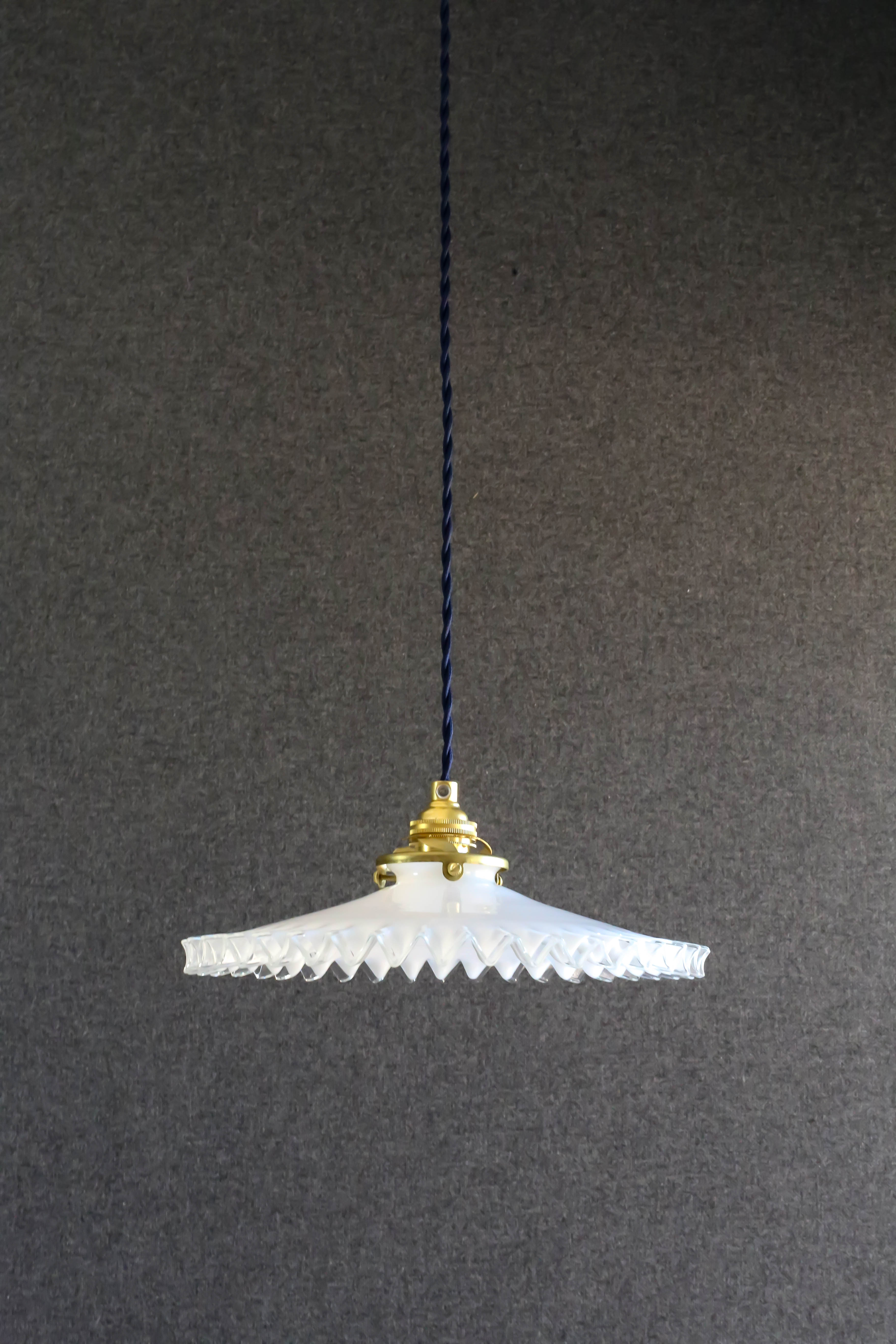 Suspension in white opaline crenellated edges with new cable and new brass socket