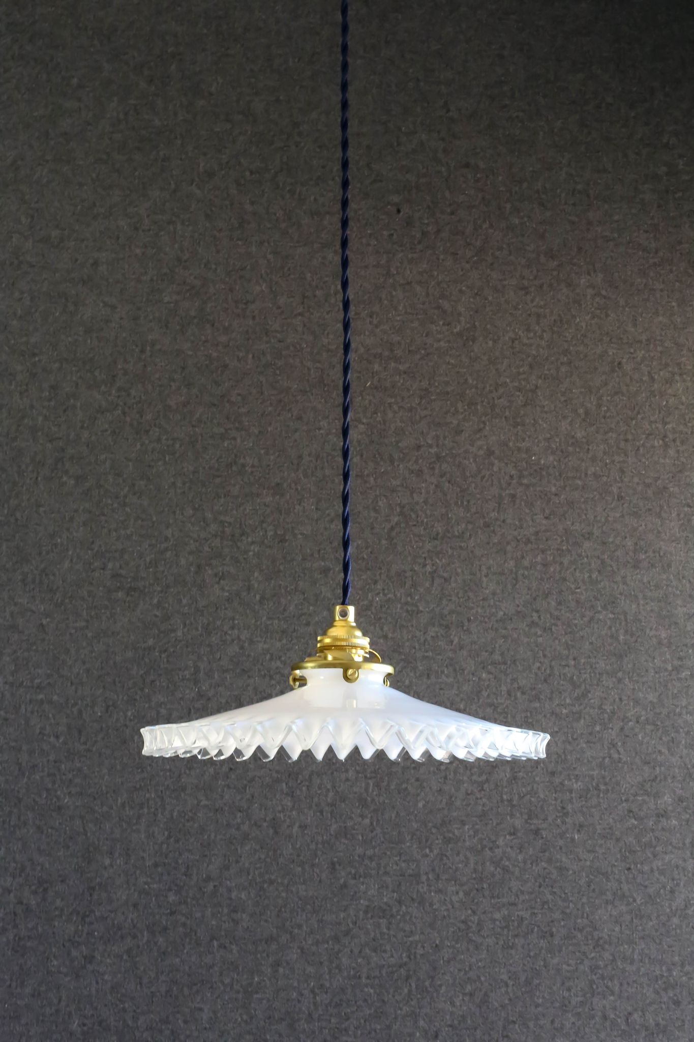 Suspension in white opaline crenellated edges with new cable and new brass socket