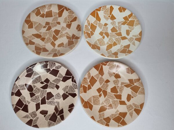 Ensemble de quatre assiettes Terrazzo assorties de la faïencerie de Gien, 22,5 cm