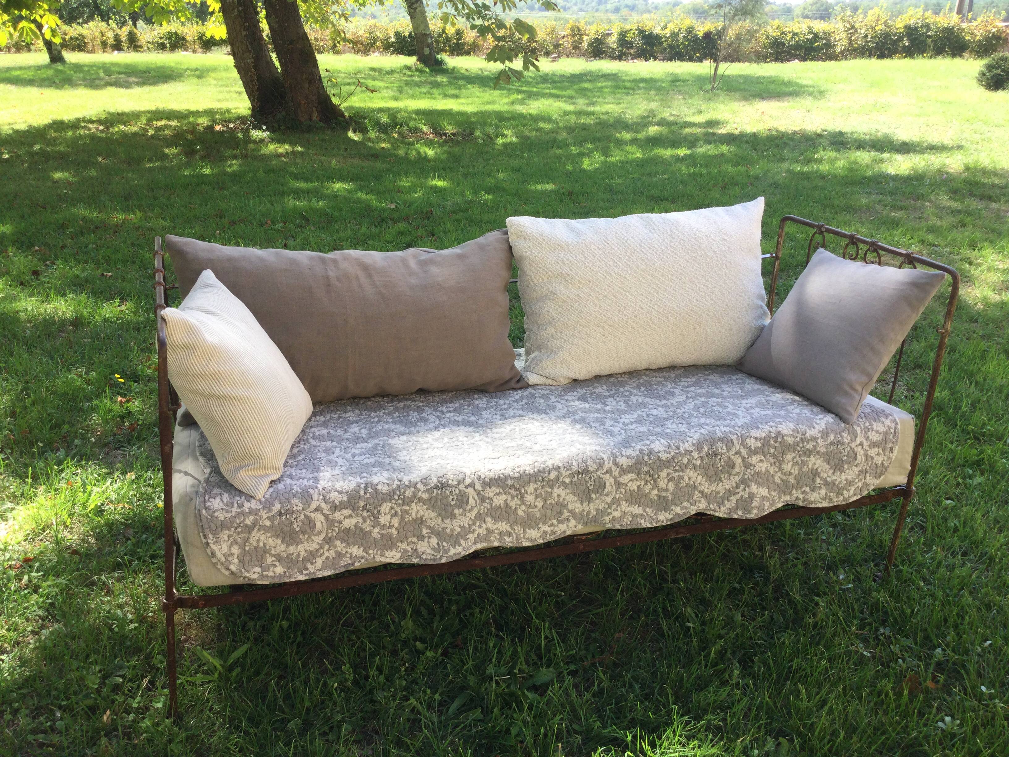 Lit banquette ancien fer forgé avec coussins