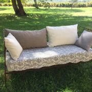 Lit banquette ancien fer forgé avec coussins