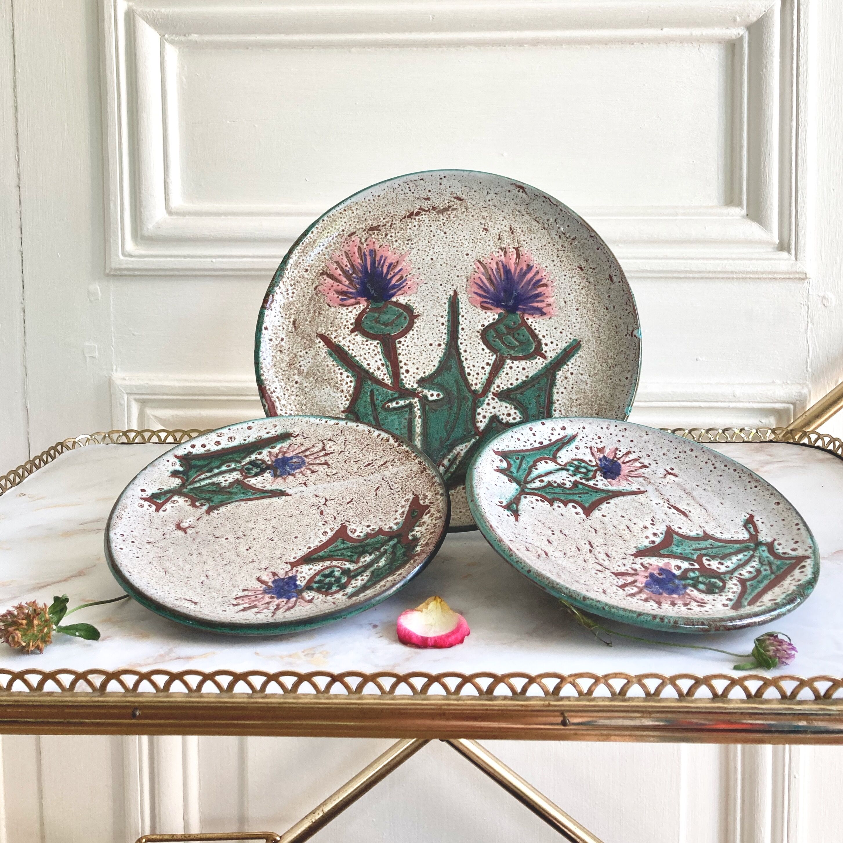 Ceramic plates decoration thistles