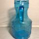 Ancien pichet carafe verre moulé bleu avec anse décorative