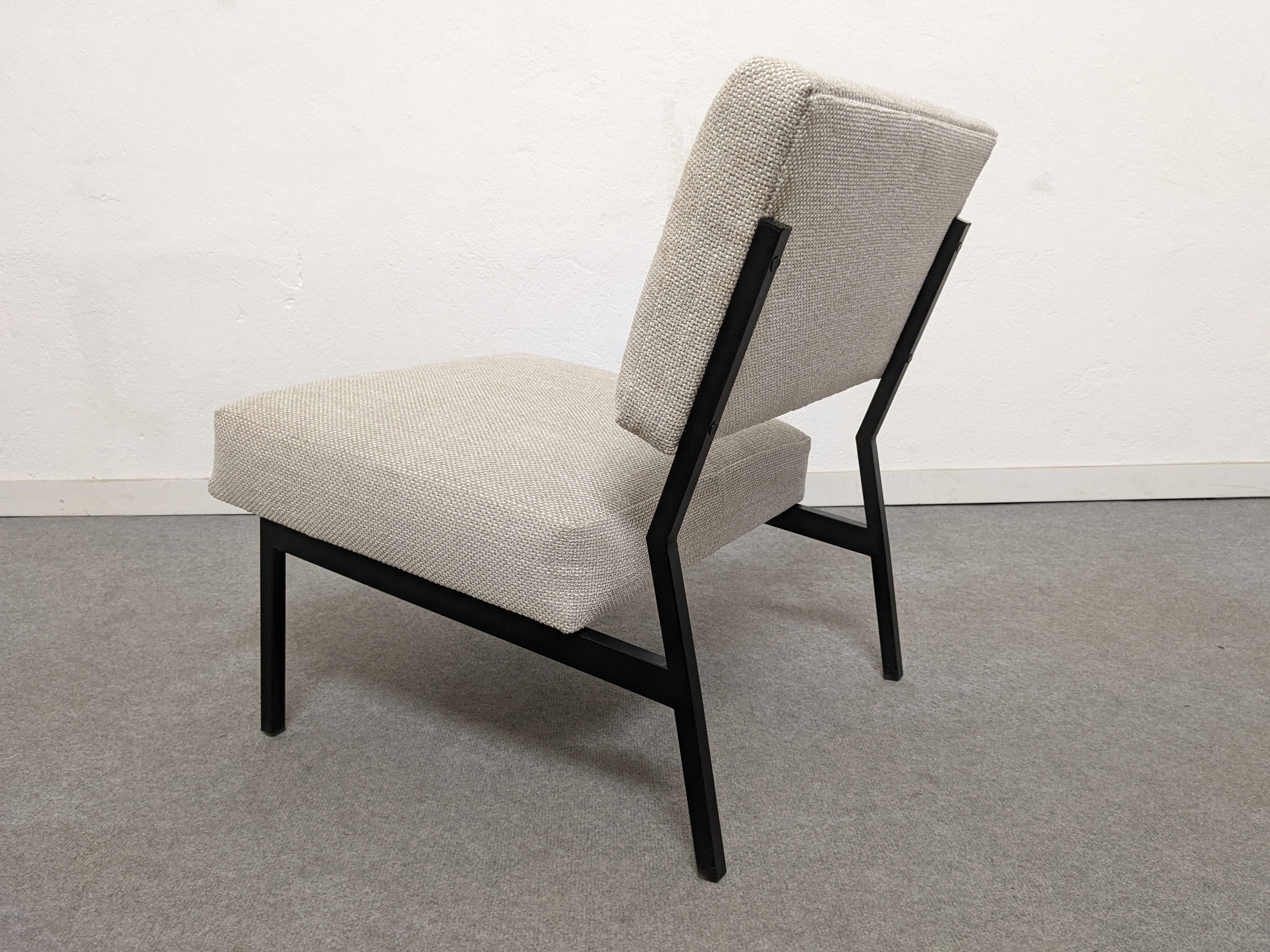 Series of 3 modernist drivers of the 50s /60s and their ottomans