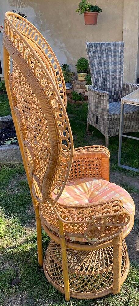 Vintage peacock chair in sculptural blonde rattan, fan back from the 1970s.