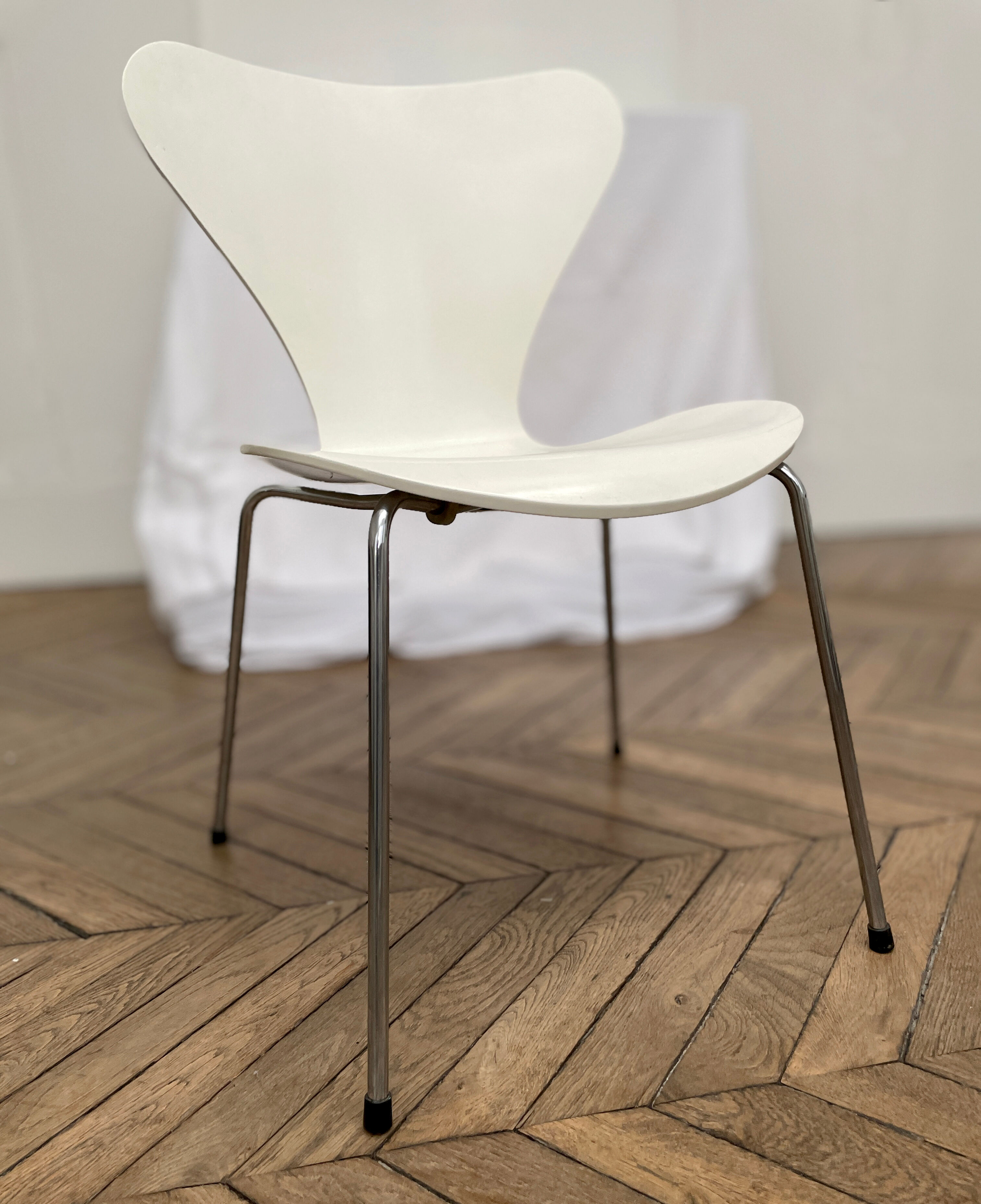 White Jacobsen chairs year 1989