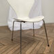 Chaises Jacobsen blanches année 1989