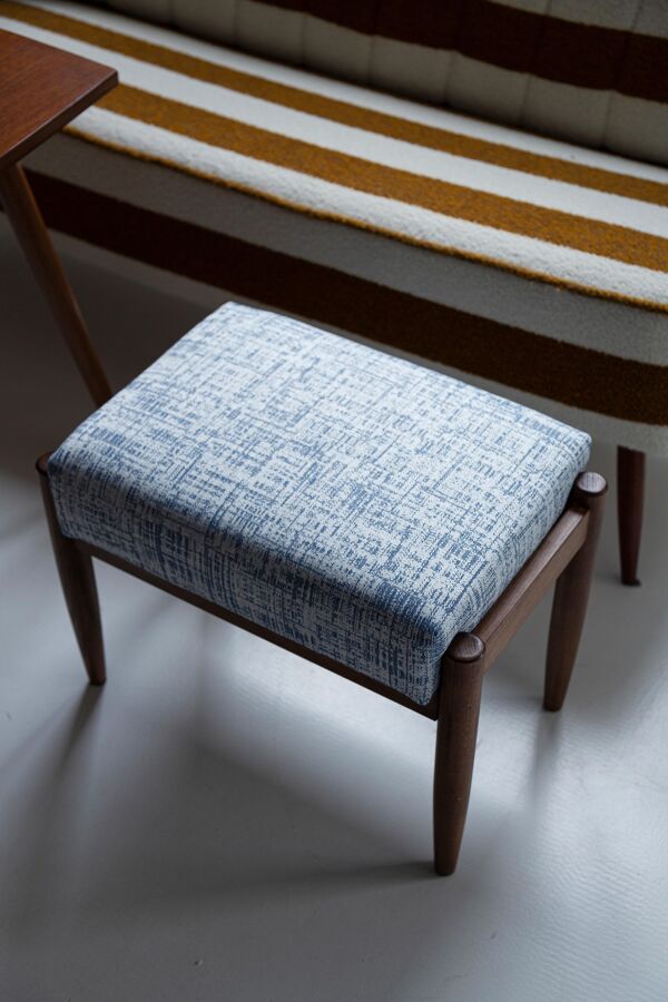 Tabouret vintage mi-siècle en lin blanc et bleu, Edmund Homa, Europe, années 1960