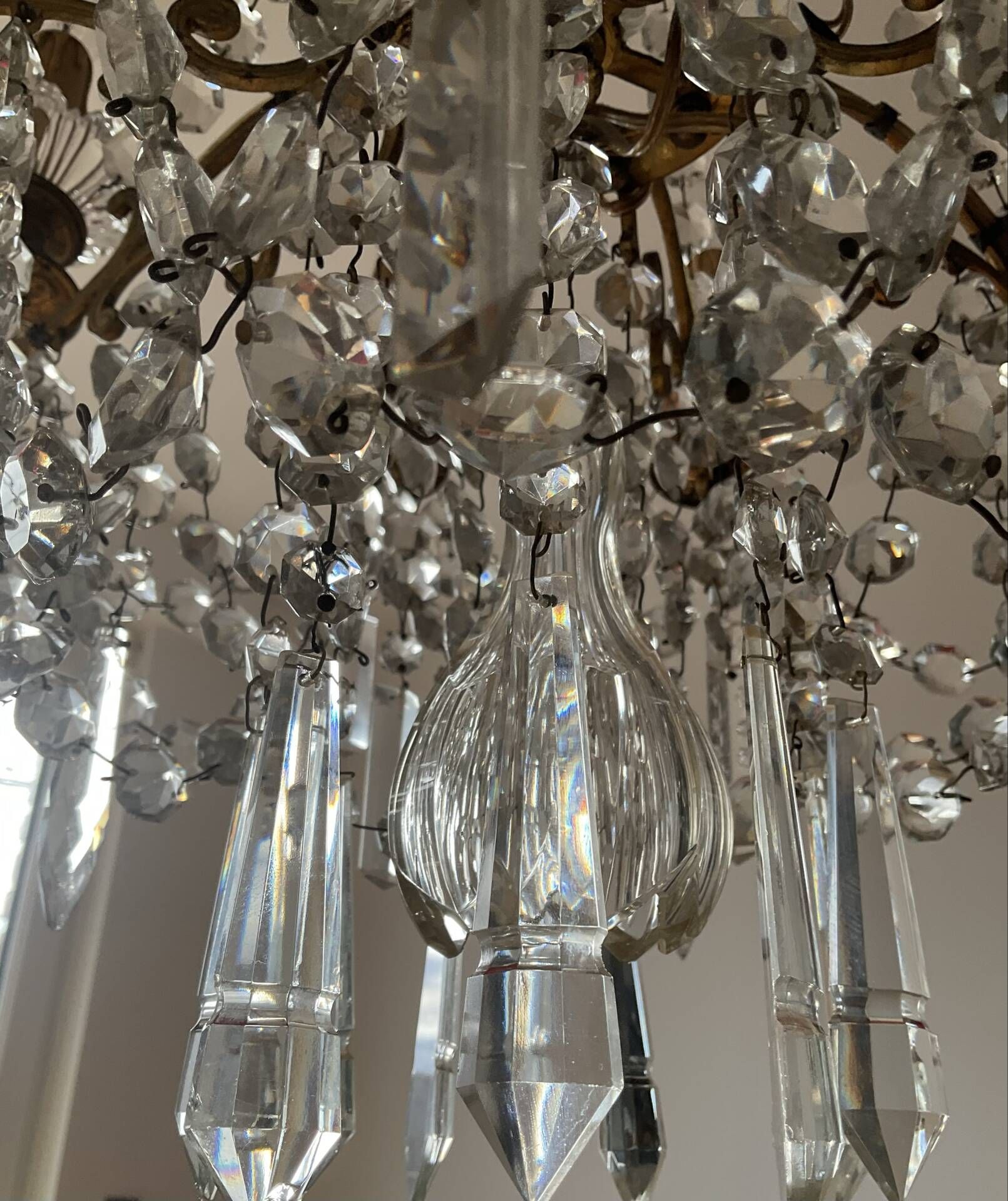 Grand chandelier in Louis XV style with crystal pendants.