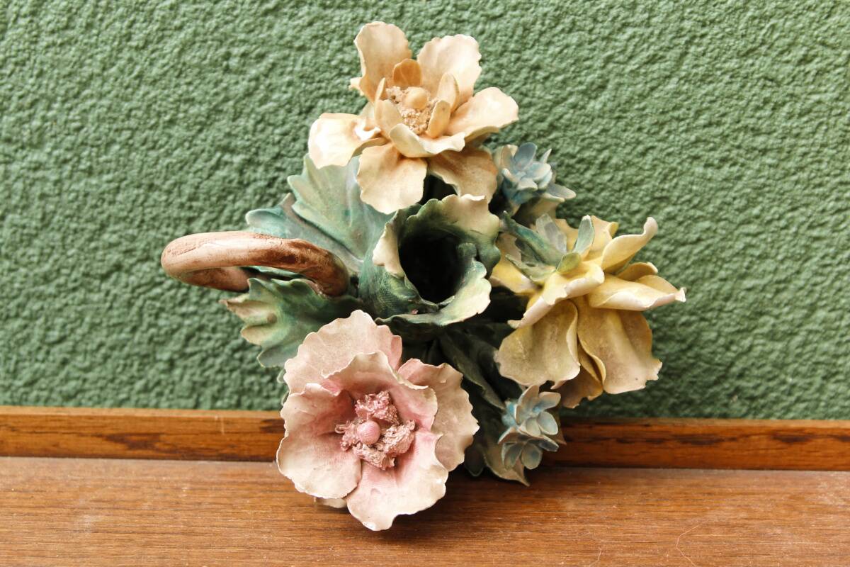Bougeoir en porcelaine de Capodimonte, roses