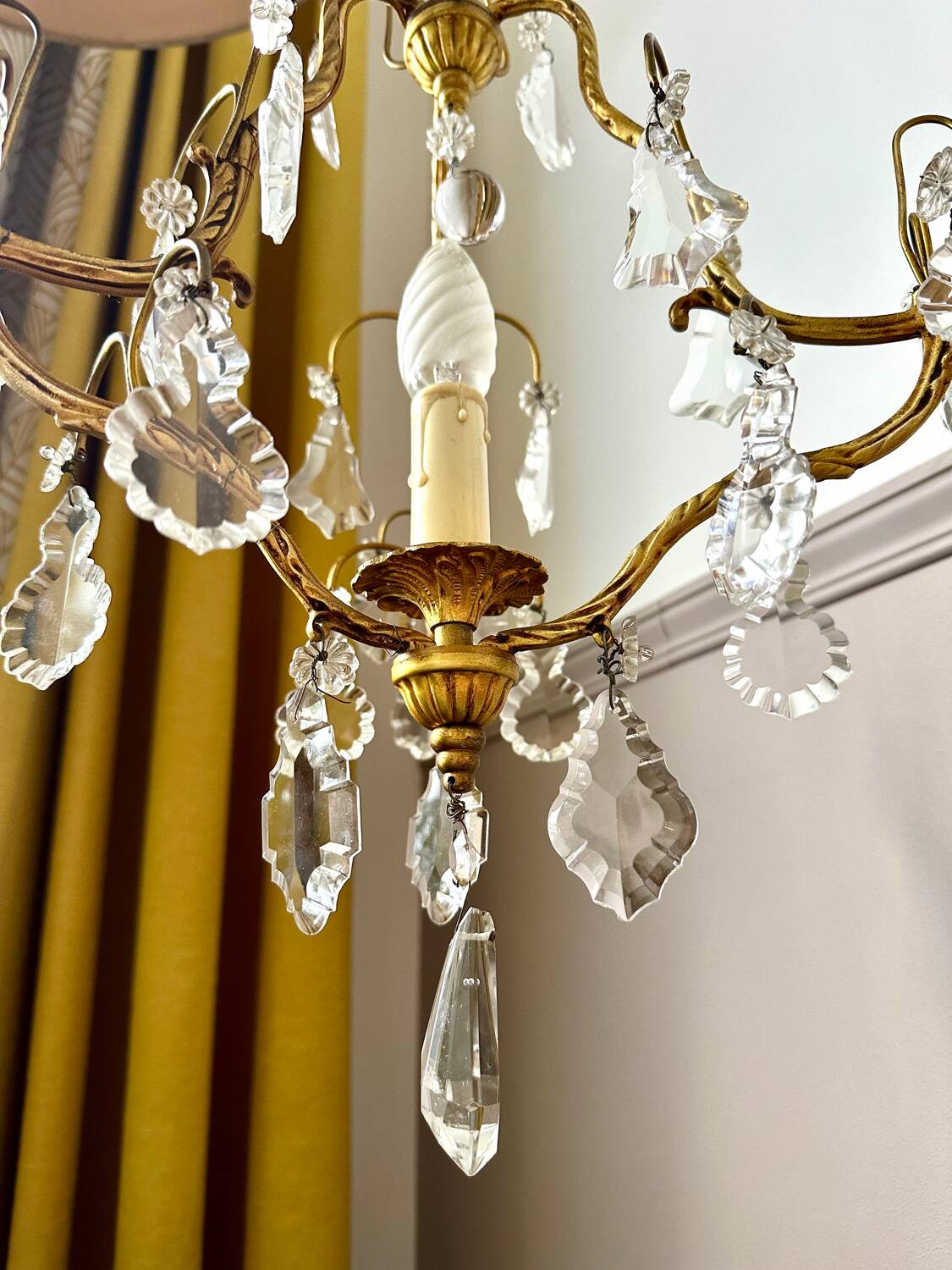 Pendant chandelier with crystal tassels