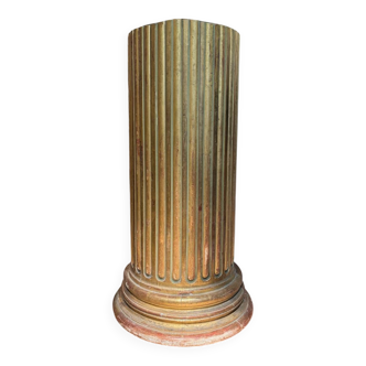 Large fluted golden wood column with a marble top, work from around 1900.