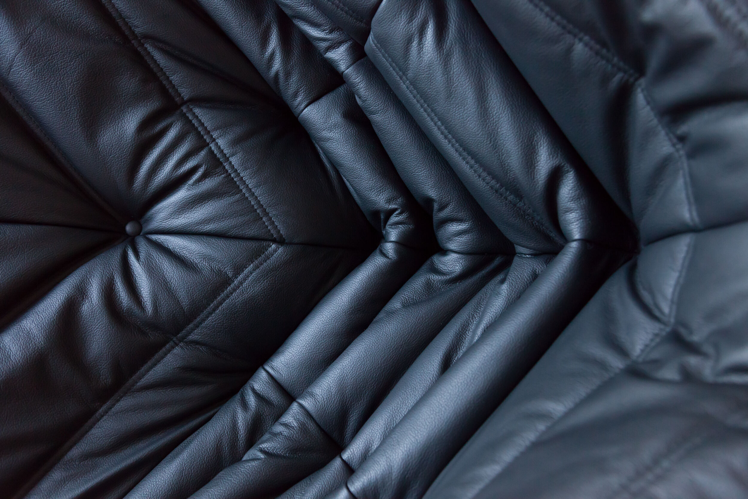 Chauffeuse d'angle Togo en cuir noir modèle dessiné par Michel Ducaroy 1973