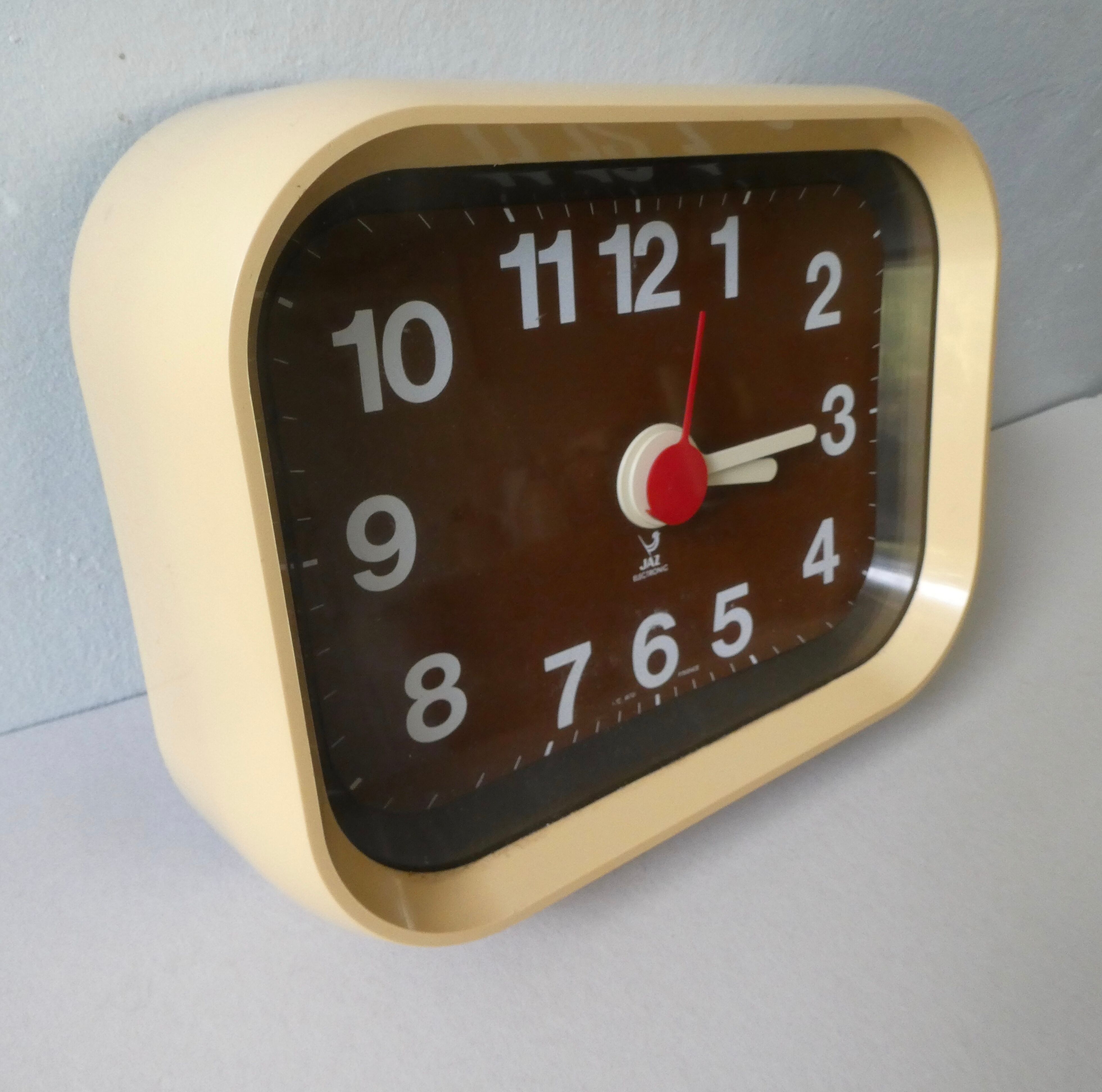 Pendulum, Jaz Electronic wall clock from the 70s
