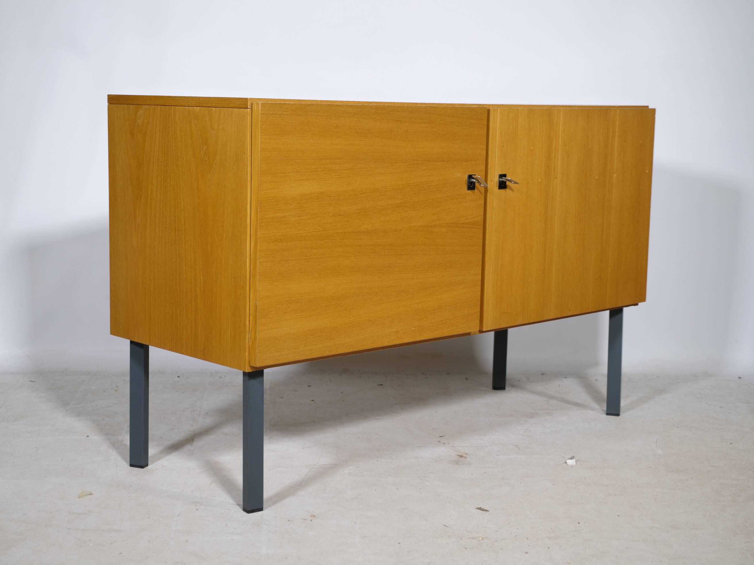 Buffet vintage design des années 50 avec pieds en métal, années 1960.