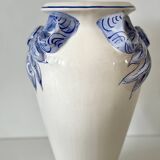 Vase en faïence blanche, décor ruban bleu
