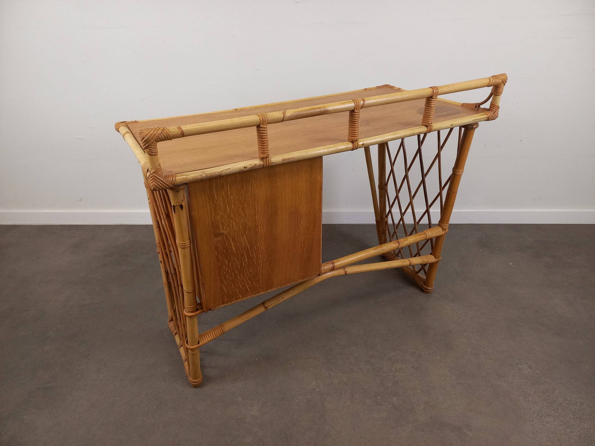 Bureau et sa chaise en rotin