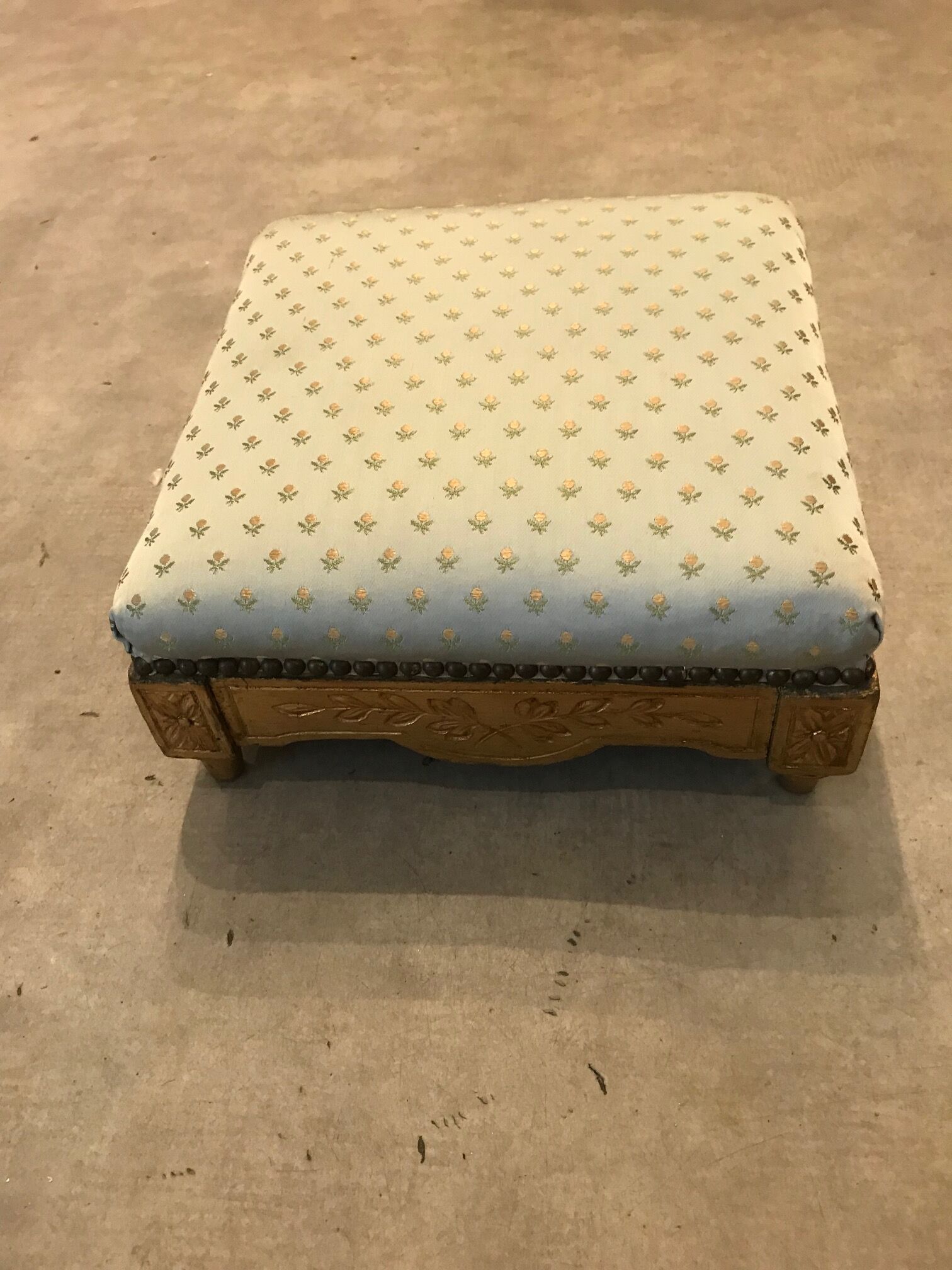 Repose pied style louis xvi en bois dore a la feuille d'or et tissu en satin