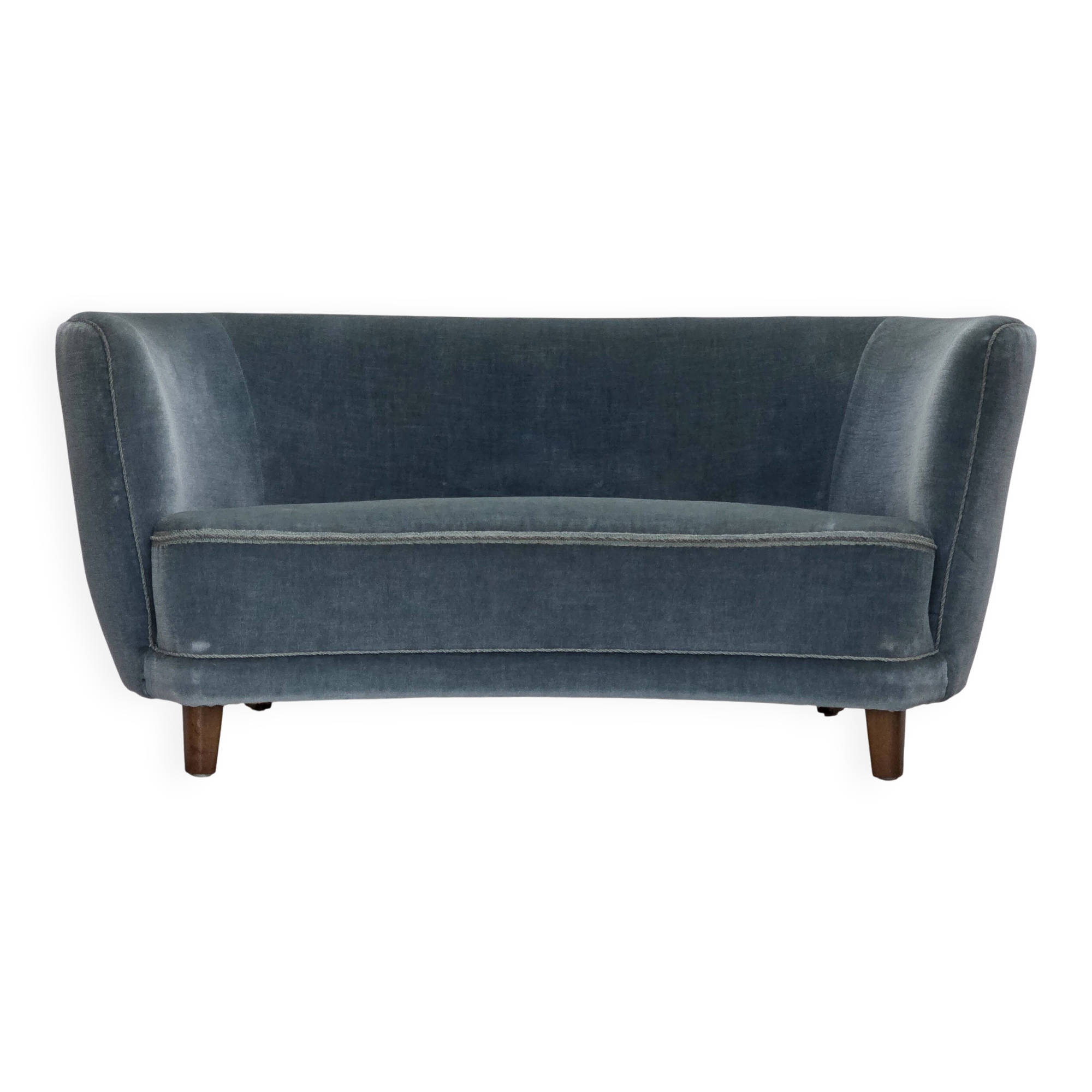 Canapé 2 places incurvé danois des années 1970, revêtement en velours bleu.