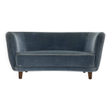 Canapé 2 places incurvé danois des années 1970, revêtement en velours bleu.