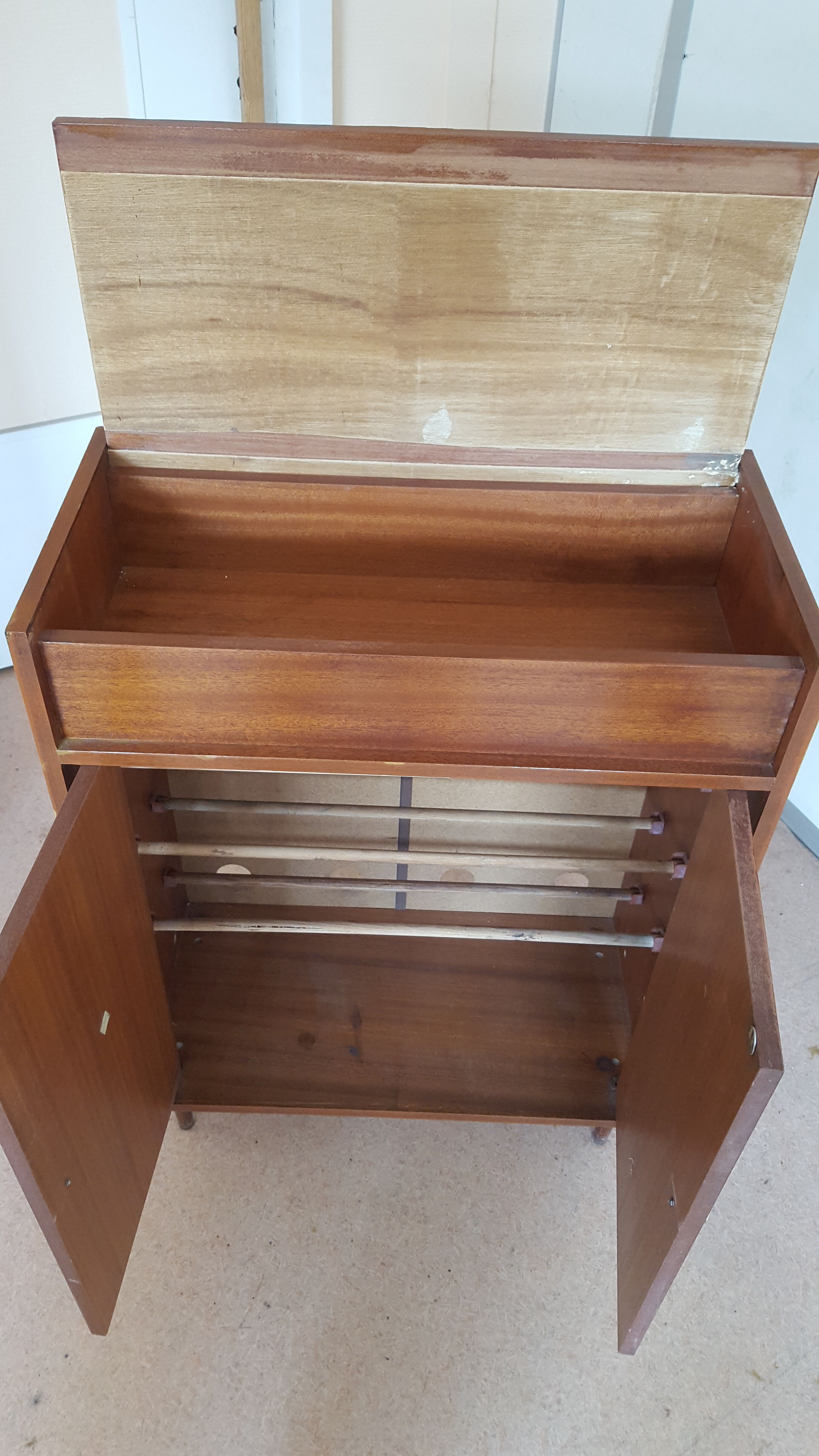 Shoe cabinet