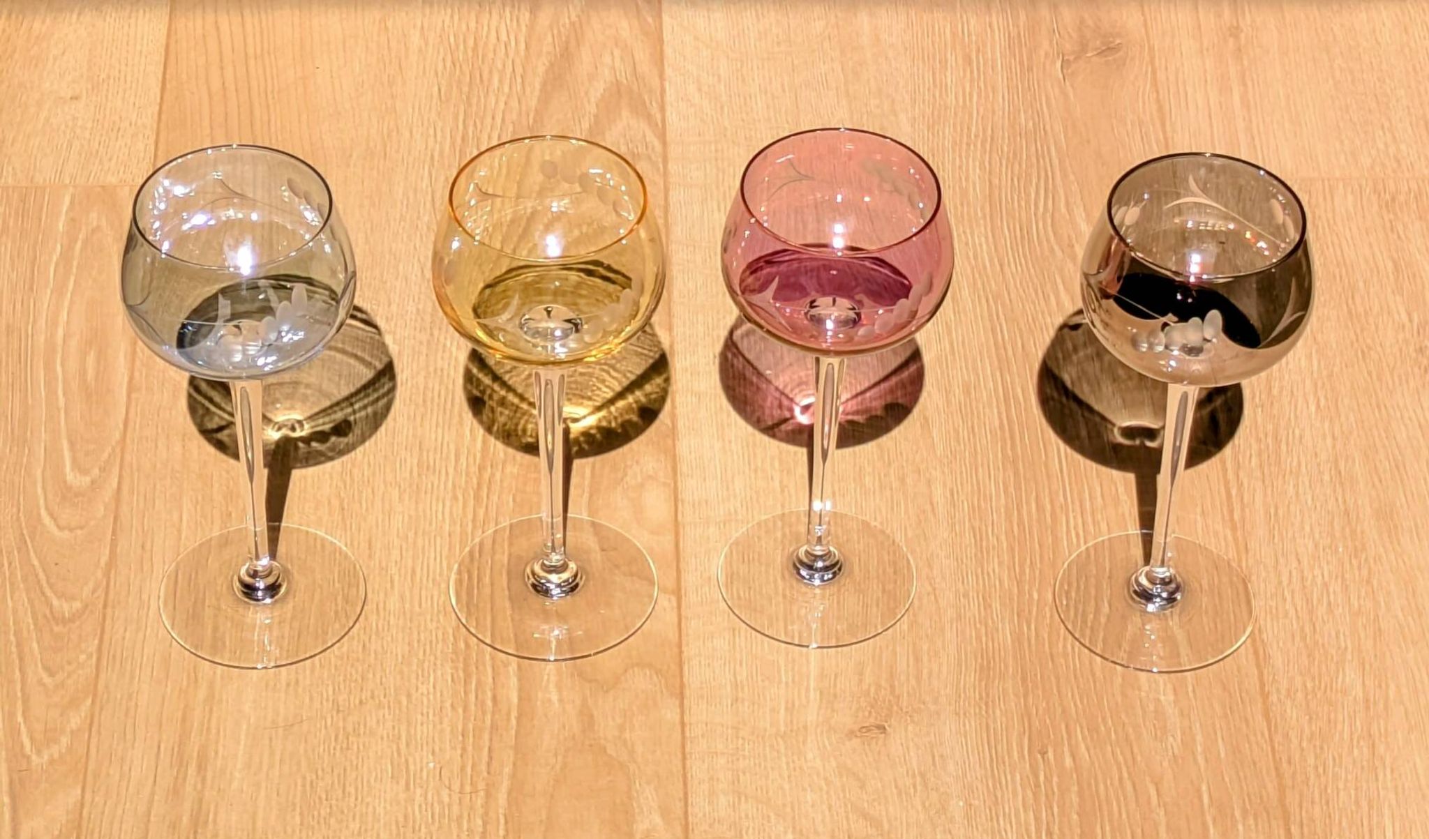 Série de 4 Verres à Vin en Cristal de Couleur  "Harlequin" Gravés Main 1960