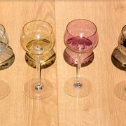 Série de 4 Verres à Vin en Cristal de Couleur  "Harlequin" Gravés Main 1960