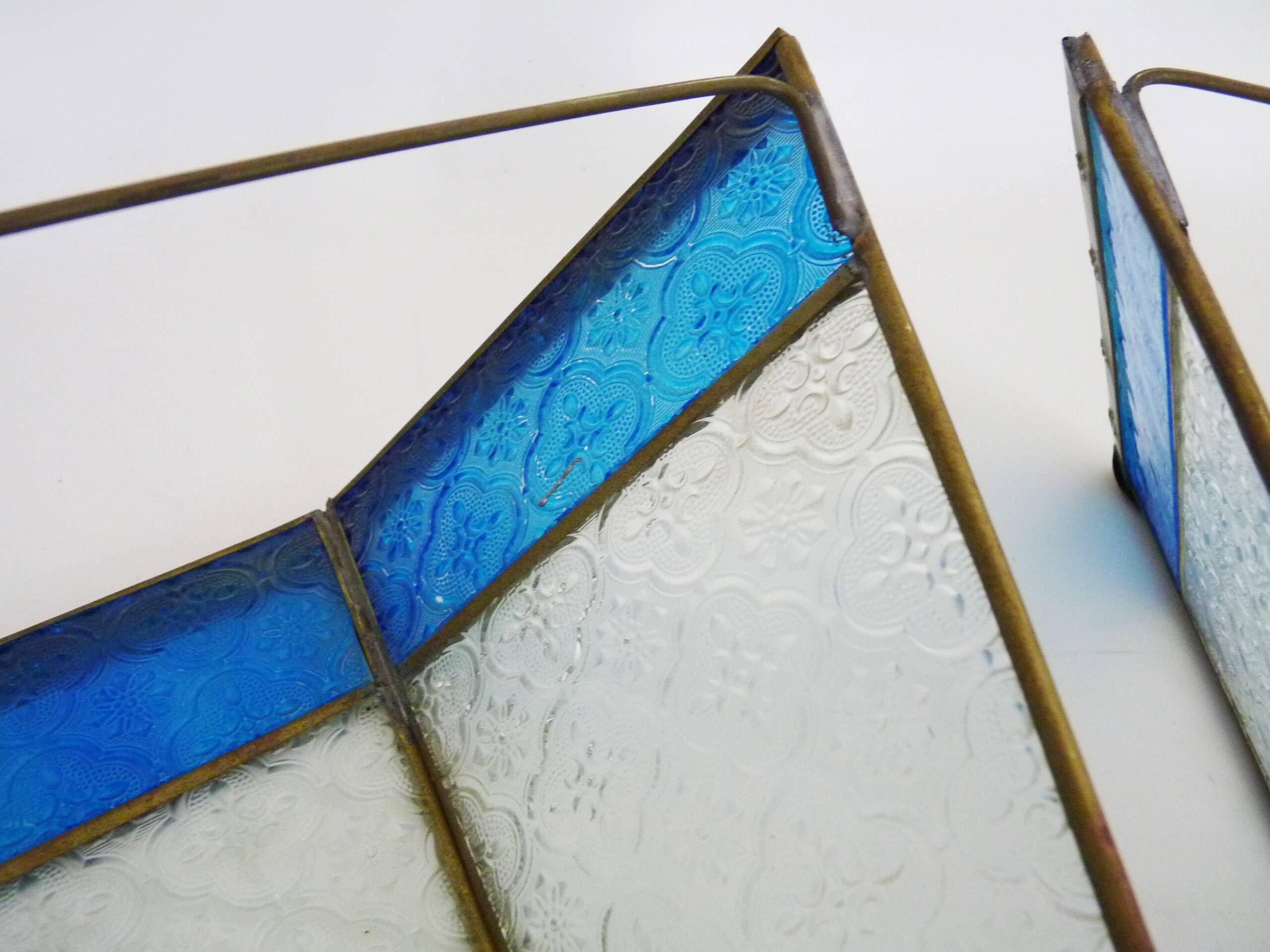 Pair of oriental triangle wall lights in copper and transparent and blue glass. 1970s