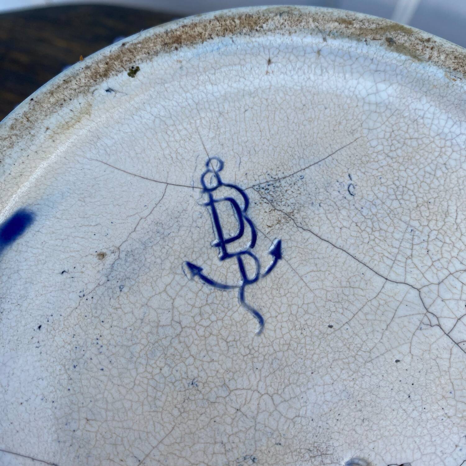 Earthenware pot cover in slipware from the Fives Lille factory