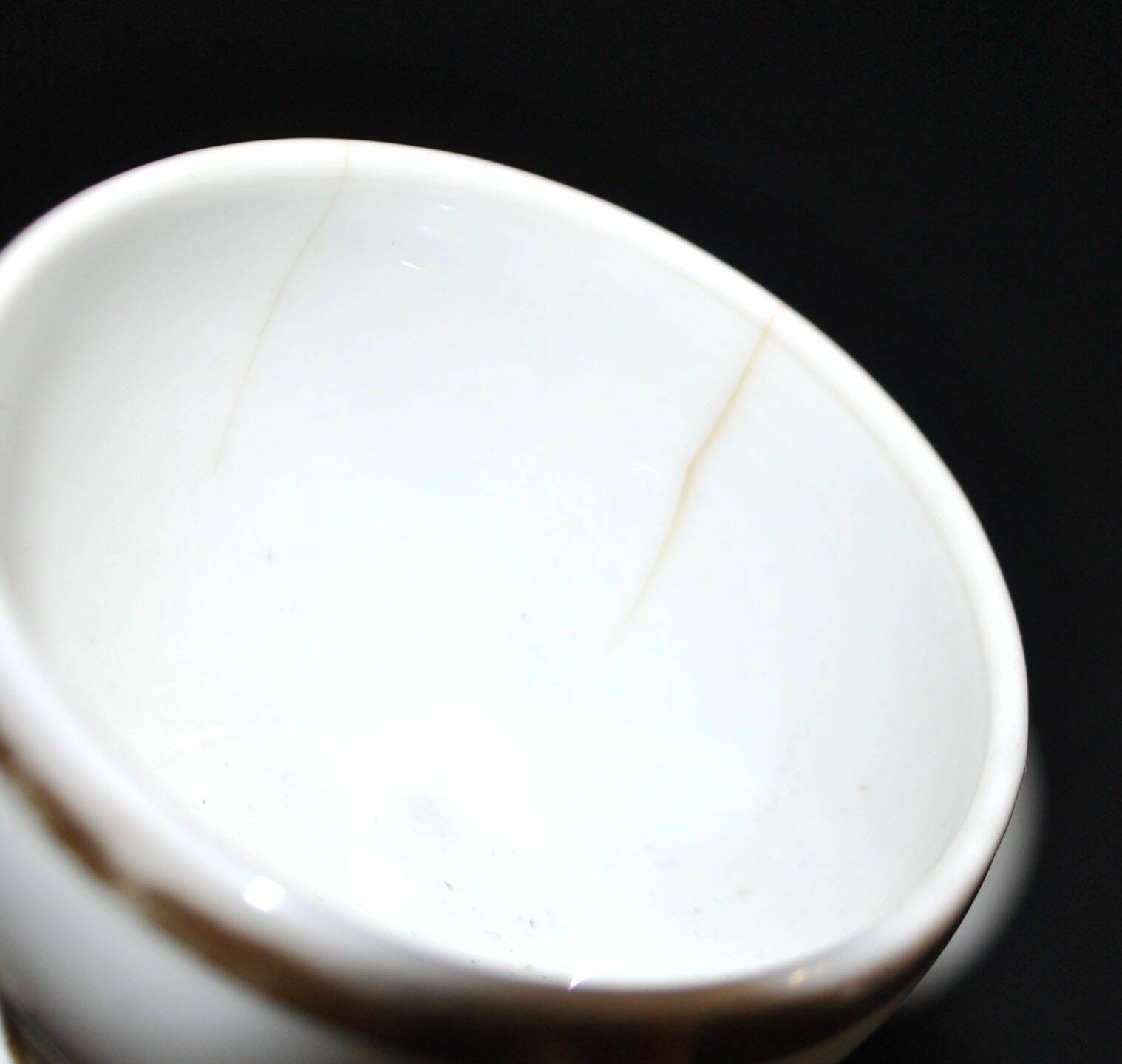 Paris porcelain – Antique round cup in soft porcelain with gold trim.