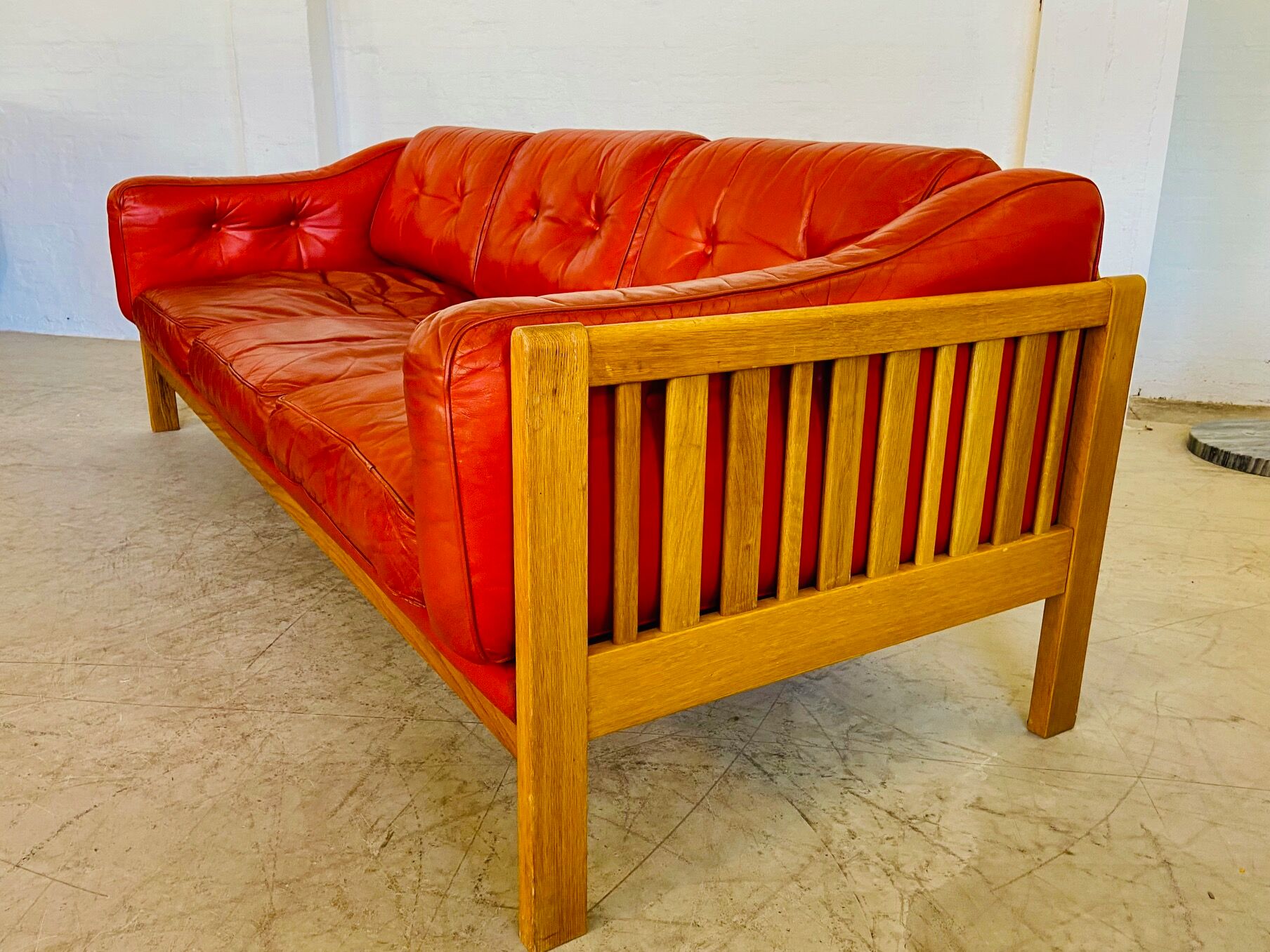 Canapé vintage suédois des années 70 en cuir cognac pour 3 personnes.