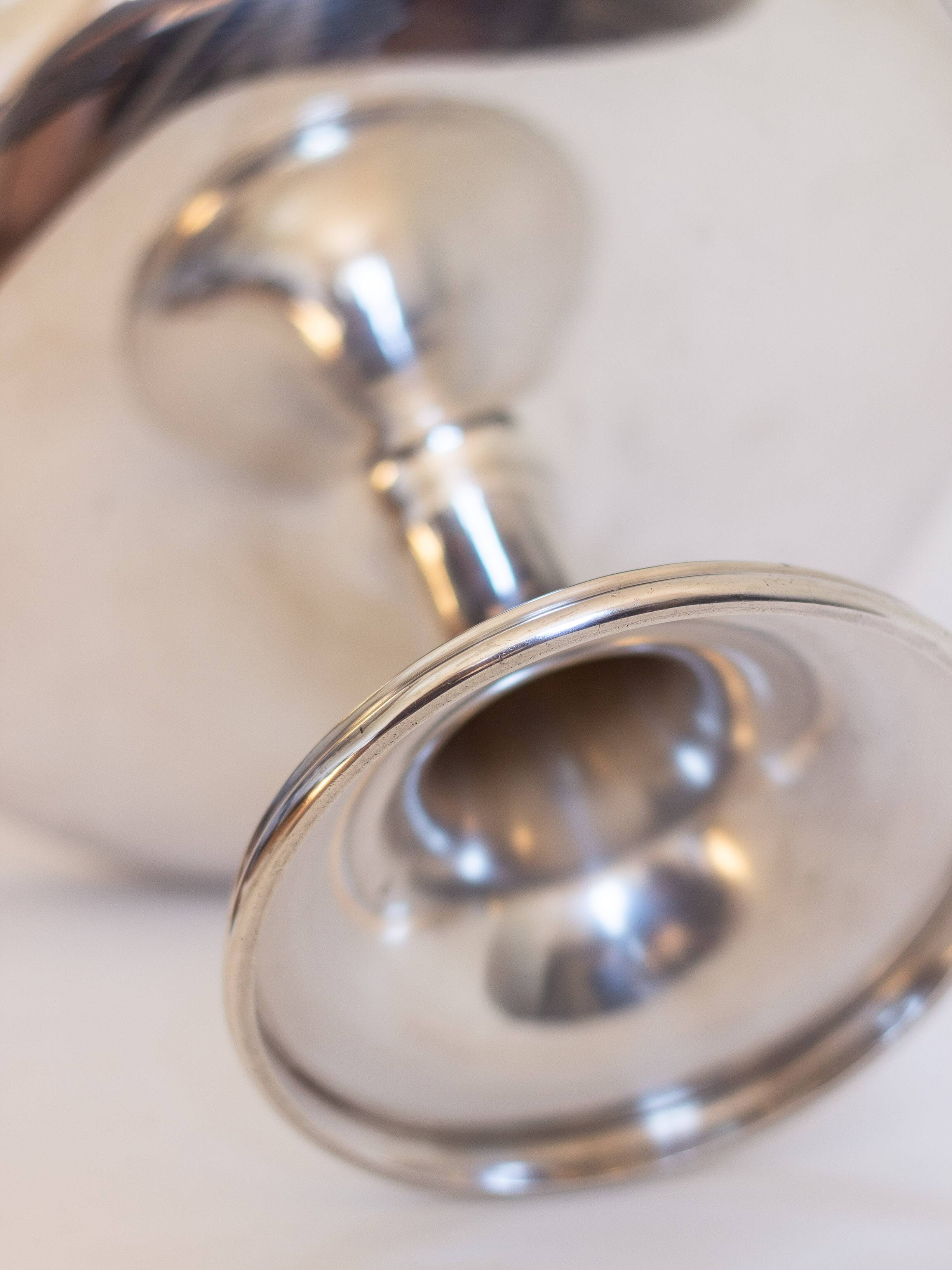 Servant, Cup on foot in white alloy metal, 1st quarter of the 20th century.