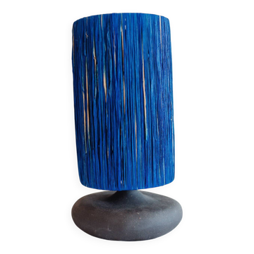 Lampe à poser en grès noir et raphia naturel
