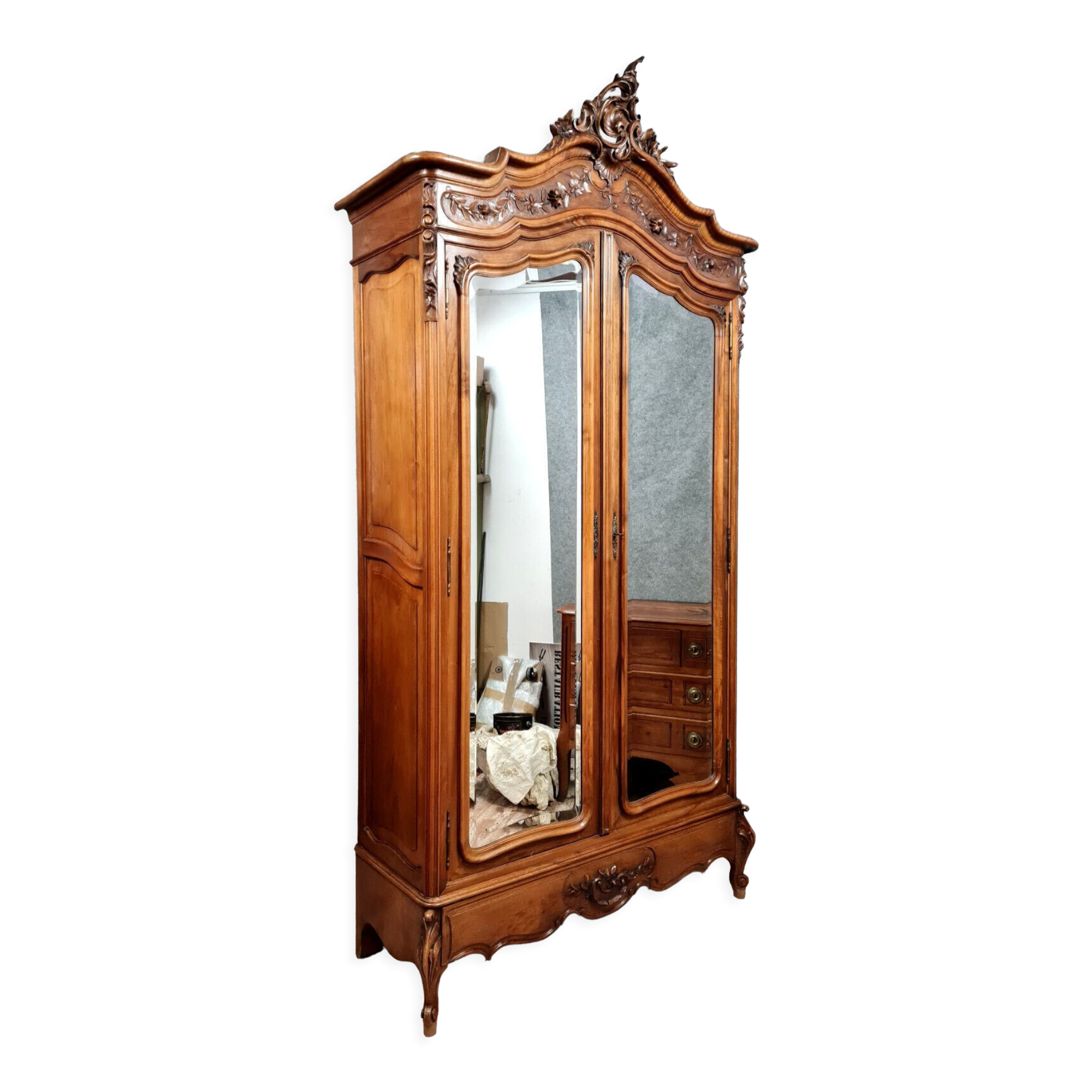 Armoire a glaces Louis XV Rocaille en noyer vers 18501880 Selency
