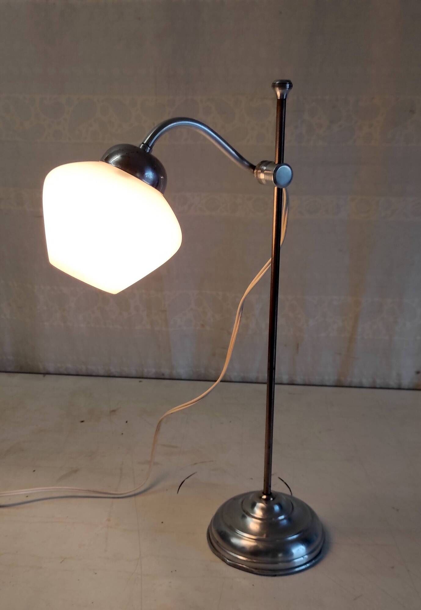 Articulated table lamp in chrome brass and opaline - mid 20th century.