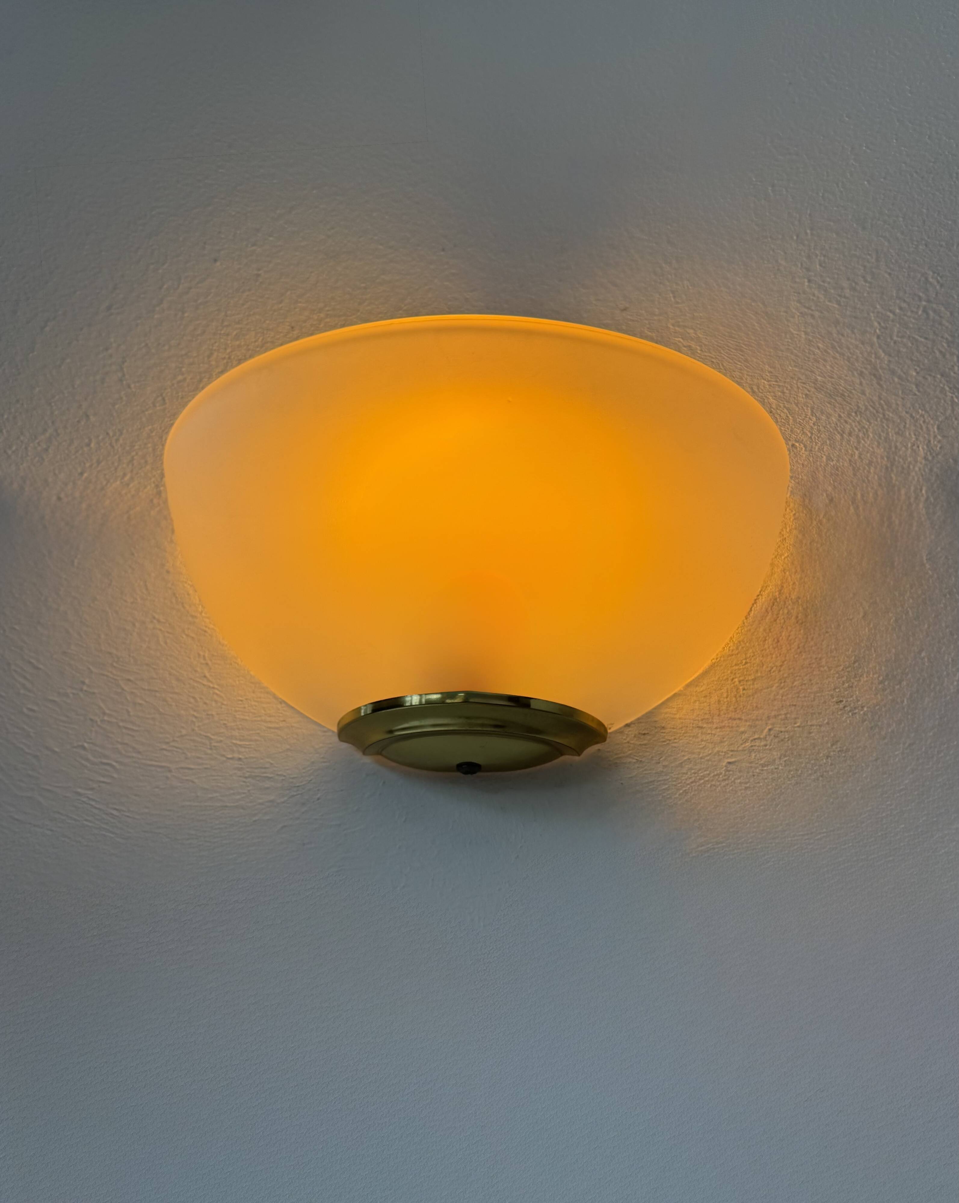 Paire d’applique vintage, verre sablée et laiton, France, 1970