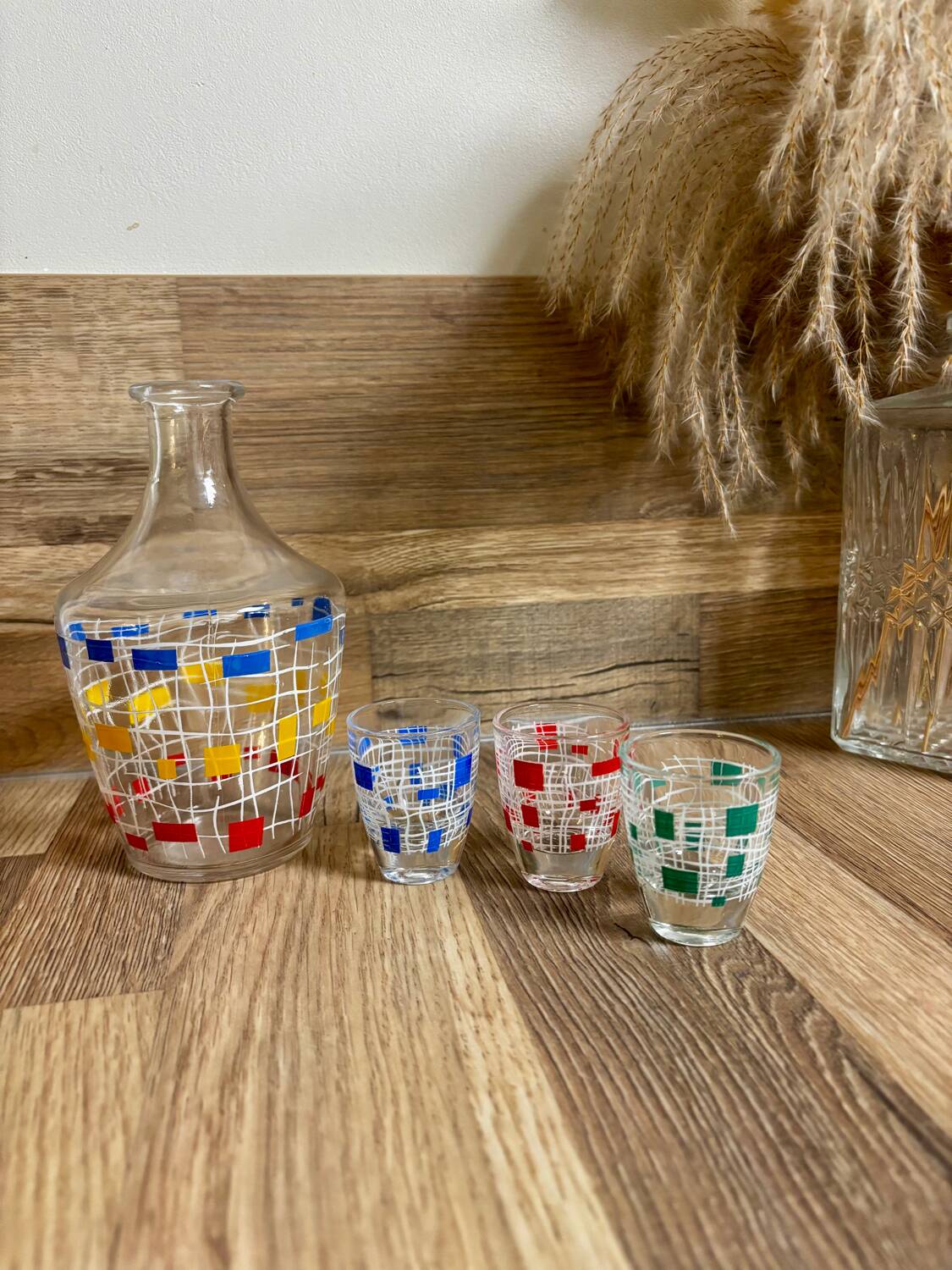Vintage carafe and its 3 graphic style liqueur glasses.