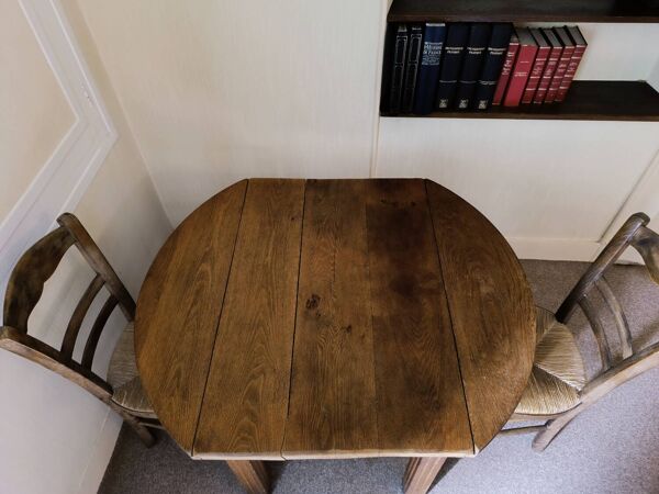 Petite table de ferme + 2 chaises en paille vintage