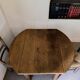 Petite table de ferme + 2 chaises en paille vintage