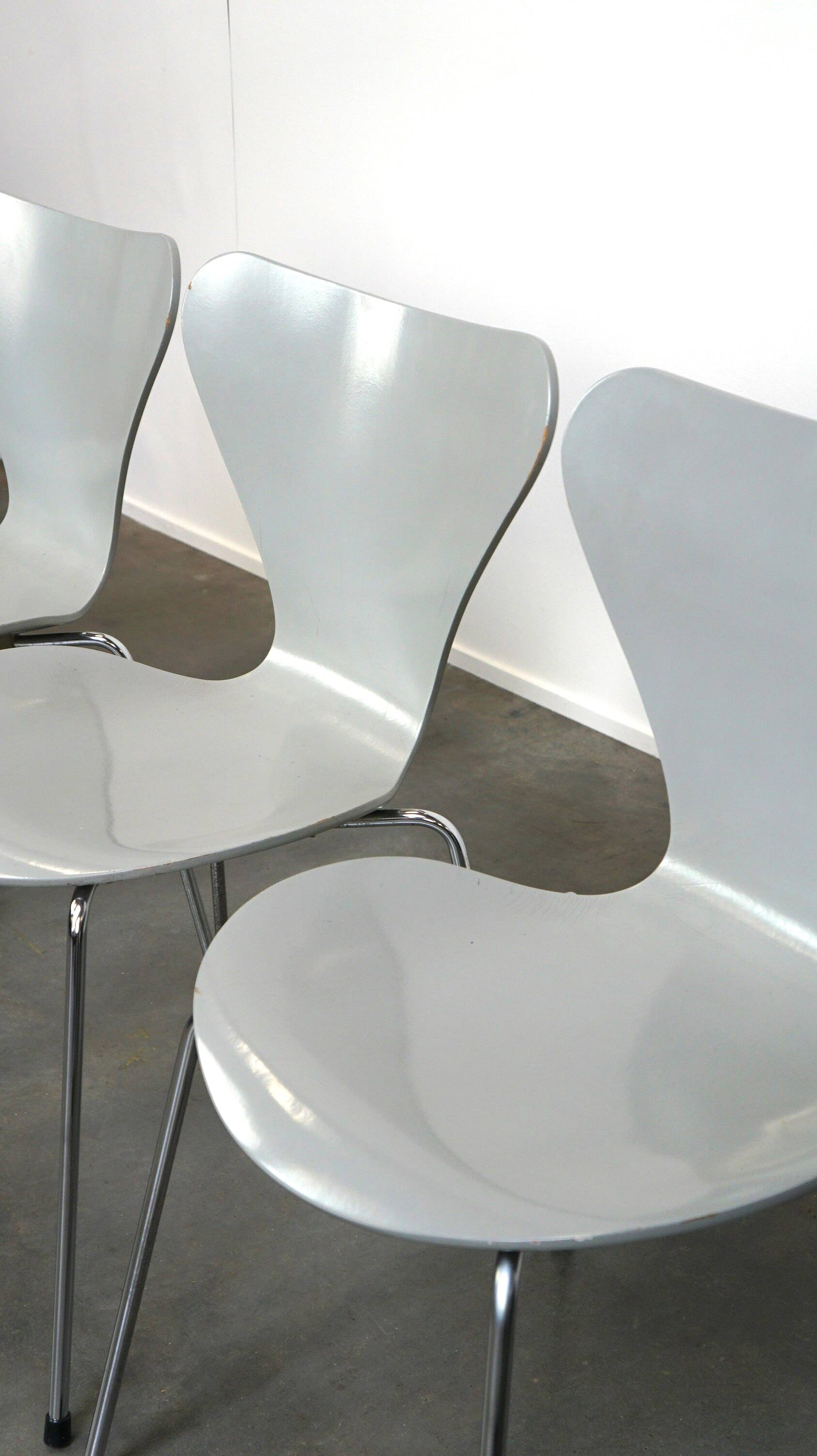 Set of 4 original grey Fritz Hansen butterfly chairs from 1984 Danish design