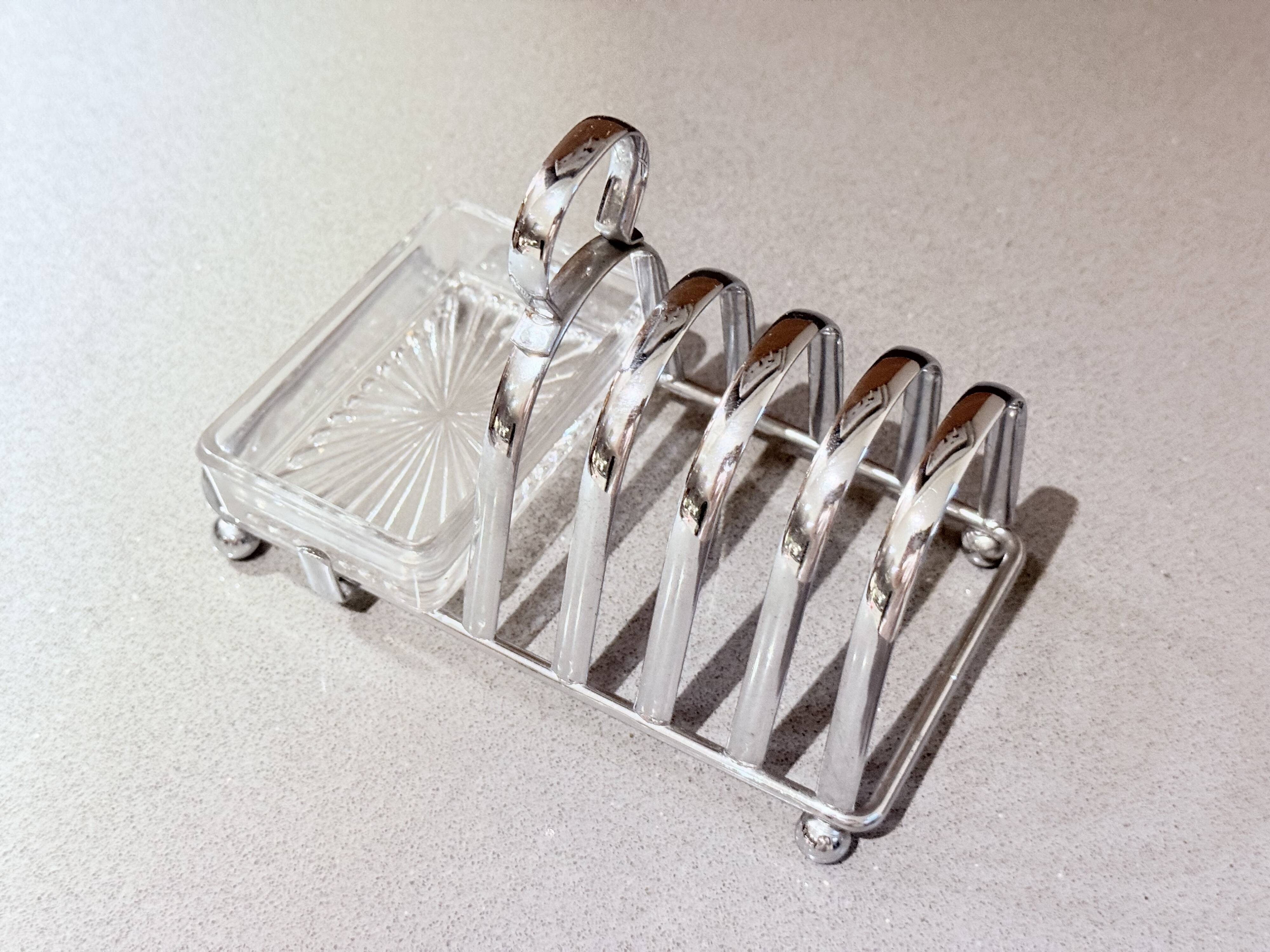 Porte-toast en argent massif Art Déco avec plateau assorti, beurrier en cristal et couteau.