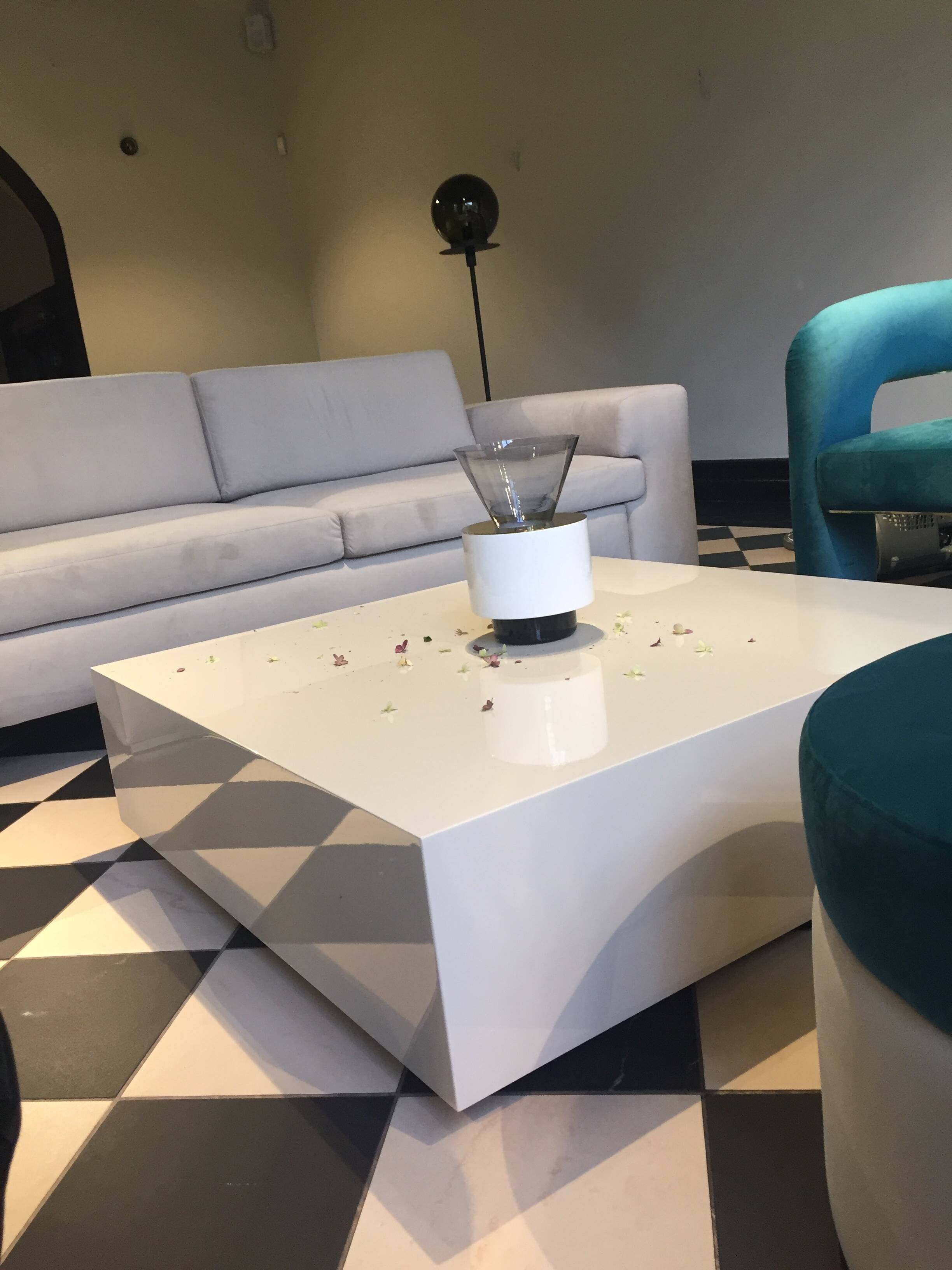 Table basse Essence conçue par le designer italien Gio Pagani.