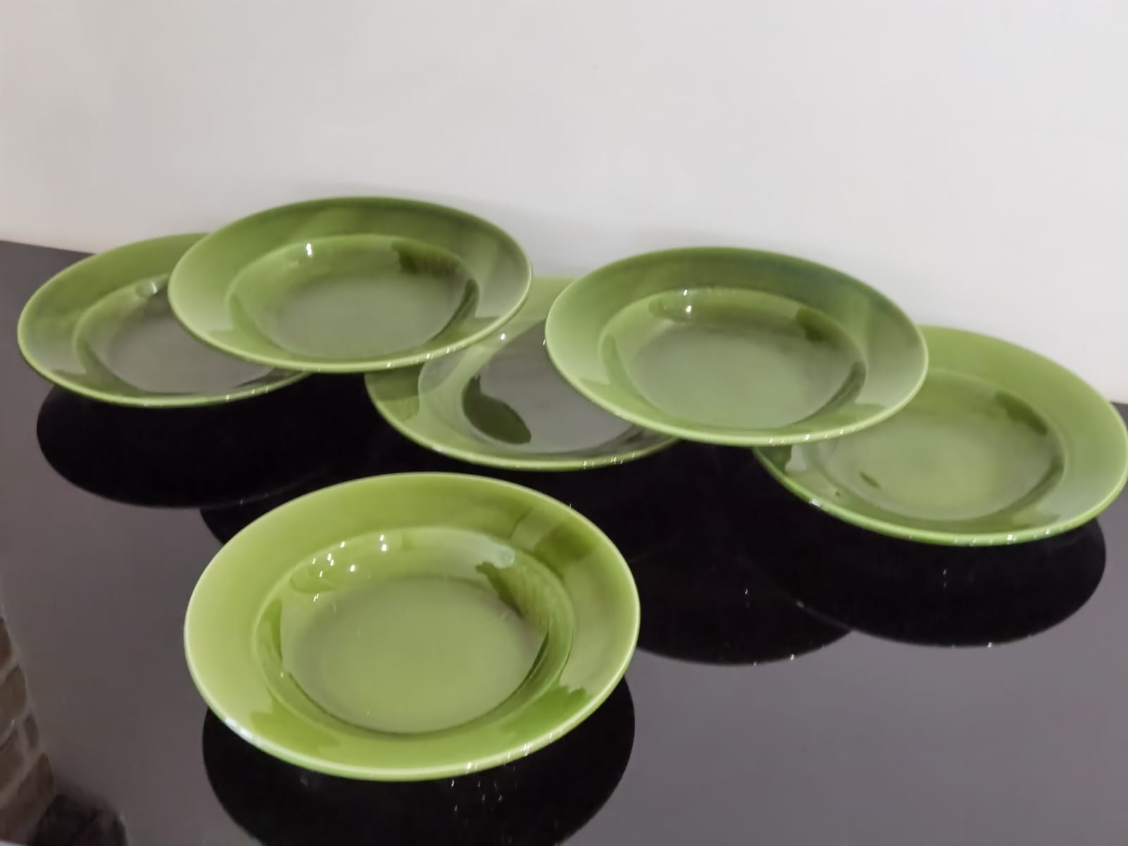 Hollow plates in glazed glazed ceramic green