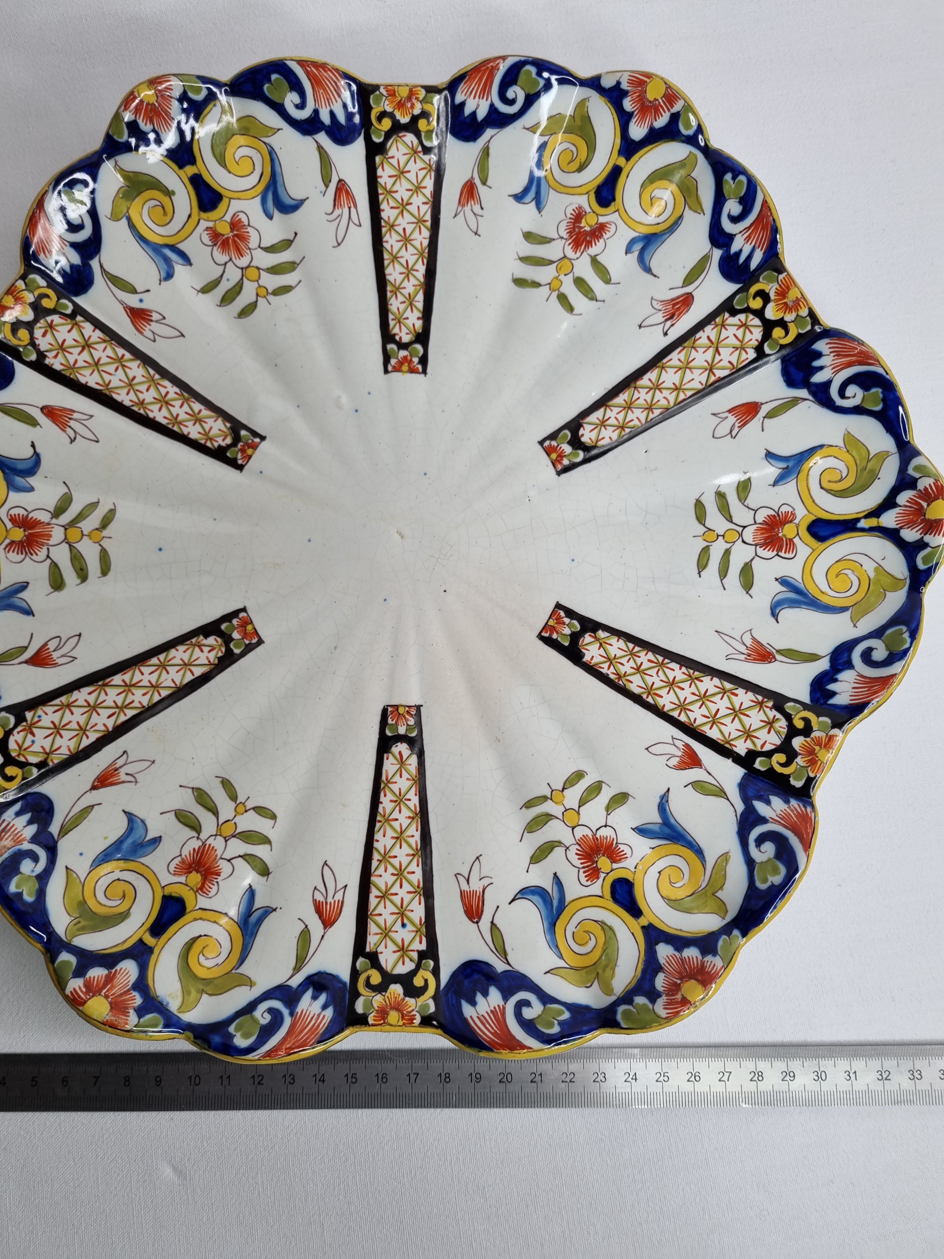 Old dish in polychrome earthenware from Desvres decorated from Rouen, signed, 34 cm
