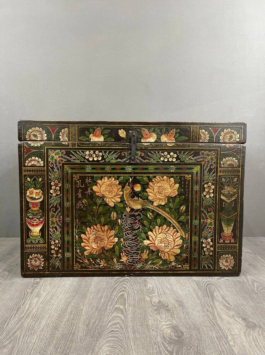 Coffre ancien en bois peint à la main