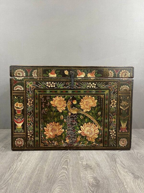 Coffre ancien en bois peint à la main